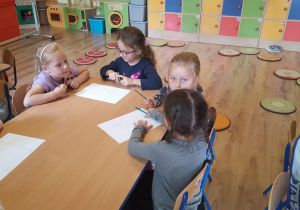 Dzieci uczą się zasad gry w "Kółko i krzyżyk".